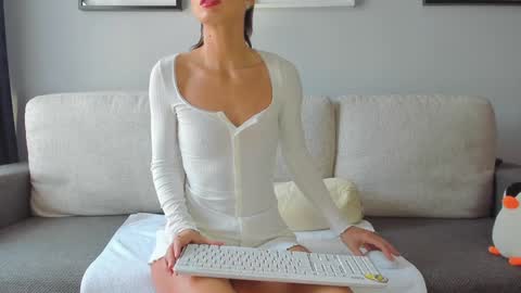 Snapshot of bella_hot77 chatting on 02.08.25 Anna  online show from 02.08.25