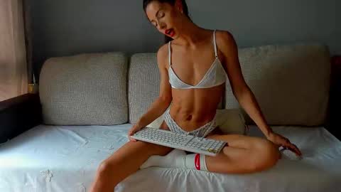 Snapshot of bella_hot77 chatting on 09.12.25 Anna  online show from 09.12.25