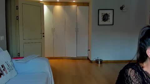 Snapshot of bella_hot77 chatting on 09.15.25 Anna  online show from 09.15.25