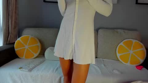 Snapshot of bella_hot77 chatting on 10.24.25 Anna  online show from 10.24.25