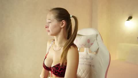 bella_li__ online show from 10.14.25