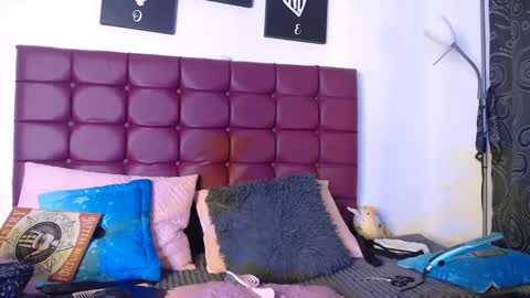 Snapshot of bella_lr chatting on 02.28.25 Valentina online show from 02.28.25