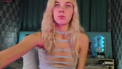 Snapshot of bella_stewartt chatting on 09.18.25 Bella online show from 09.18.25