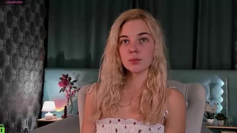 Snapshot of bella_stewartt chatting on 09.24.25 Bella online show from 09.24.25