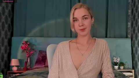 Snapshot of bella_stewartt chatting on 09.25.25 Bella online show from 09.25.25