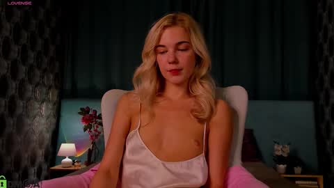 Snapshot of bella_stewartt chatting on 10.07.25 Bella online show from 10.07.25