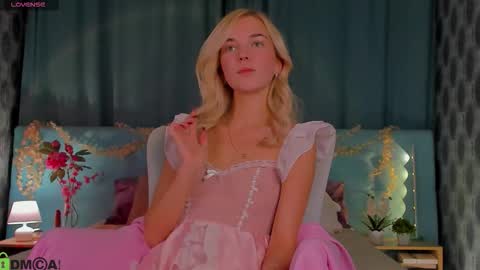 Snapshot of bella_stewartt chatting on 10.09.25 Bella online show from 10.09.25