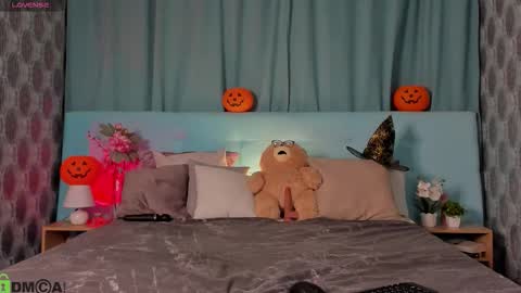 Snapshot of bella_stewartt chatting on 10.31.25 Bella online show from 10.31.25