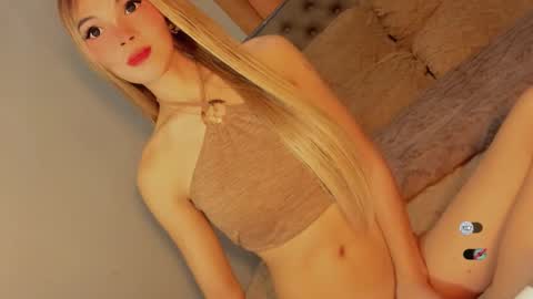 Snapshot of bella_tara chatting on 09.29.25 Bella online show from 09.29.25