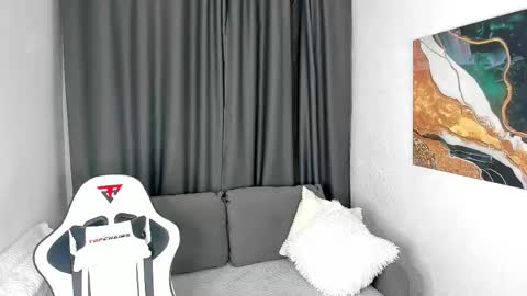 Snapshot of bella_xx_ chatting on 10.08.25 Hi I am Bella I am a first day here online show from 10.08.25