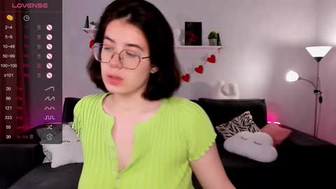 Snapshot of bellacaress chatting on 09.11.25 hello guys im Bella online show from 09.11.25