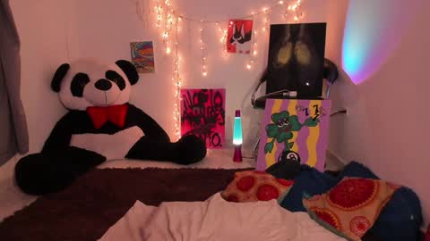 Snapshot of bellahanson_ chatting on 12.22.24 Bella online show from 12.22.24