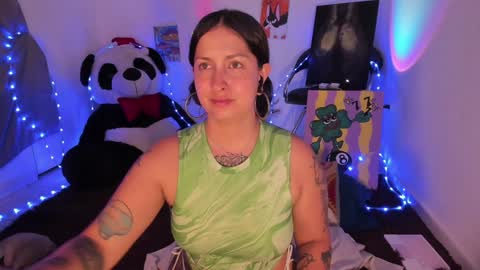 Snapshot of bellahanson_ chatting on 01.18.25 Bella online show from 01.18.25