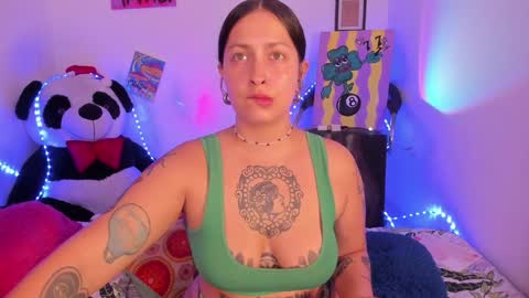 Snapshot of bellahanson_ chatting on 01.28.25 Bella online show from 01.28.25