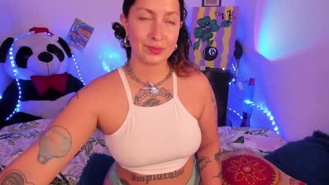 Snapshot of bellahanson_ chatting on 01.30.25 Bella online show from 01.30.25