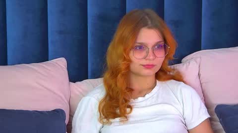 Snapshot of bellamarebelle chatting on 09.26.25 BellaMarebelle online show from 09.26.25