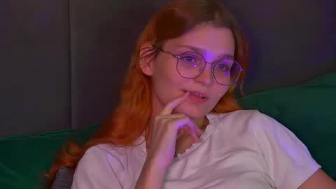 Snapshot of bellamarebelle chatting on 10.10.25 BellaMarebelle online show from 10.10.25