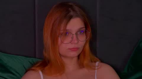 Snapshot of bellamarebelle chatting on 10.12.25 BellaMarebelle online show from 10.12.25