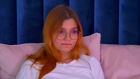 Snapshot of bellamarebelle chatting on 10.17.25 BellaMarebelle online show from 10.17.25