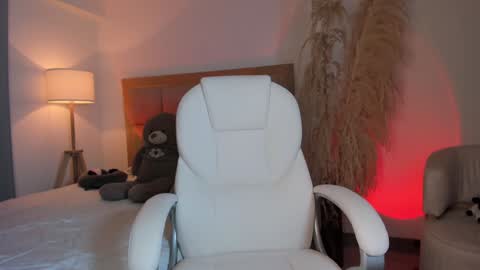 Snapshot of bellamia_ chatting on 01.04.25 Bella Mia online show from 01.04.25