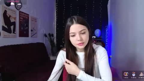 Snapshot of bellamollys chatting on 12.15.25 bellamollys online show from 12.15.25