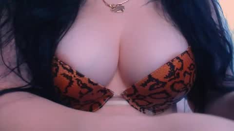 Snapshot of bellelovexx chatting on 01.11.25 Hello I am kind friendly and cute girl online show from 01.11.25