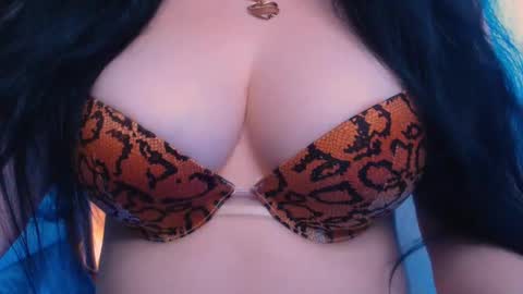 Snapshot of bellelovexx chatting on 01.11.25 Hello I am kind friendly and cute girl online show from 01.11.25