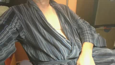 Snapshot of bendrinkin chatting on 09.28.25 bendrinkin online show from 09.28.25