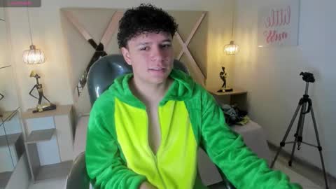 Snapshot of benjamintwink1 chatting on 10.04.25 BENJAMIN online show from 10.04.25