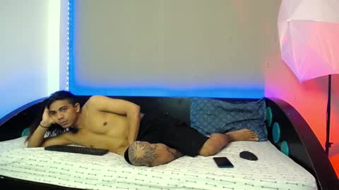 between two skins online show from 10.11.25