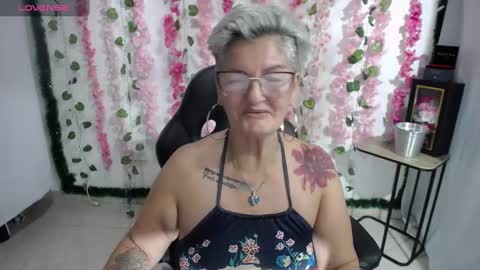 Snapshot of bety_cum3 chatting on 02.15.25 bibiana online show from 02.15.25