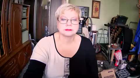 BeverlyQCynia online show from 10.05.25