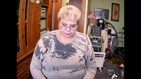 BeverlyQCynia online show from 11.12.25