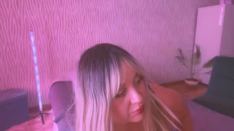 Snapshot of big_ass_blonde chatting on 09.18.25 Eva online show from 09.18.25