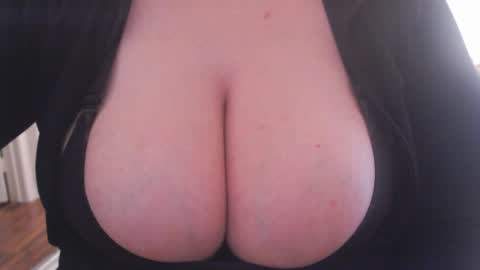 Snapshot of bigbittiesandfun chatting on 01.21.25 bigbittiesandfun online show from 01.21.25