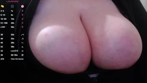 Snapshot of bigbittiesandfun chatting on 10.04.25 bigbittiesandfun online show from 10.04.25