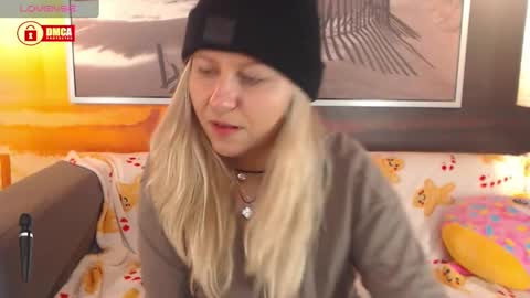 Snapshot of bigboobsarri chatting on 01.14.25 BigBoobsArri online show from 01.14.25