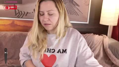 Snapshot of bigboobsarri chatting on 03.06.25 BigBoobsArri online show from 03.06.25