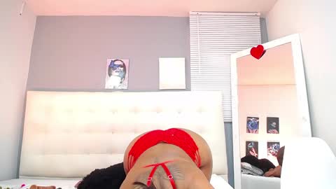 Snapshot of bigbooty_mommy chatting on 12.21.24 Mia online show from 12.21.24