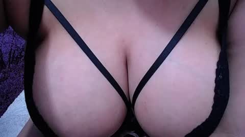 Snapshot of bigg_boobs_xxx chatting on 06.23.26 Sunny online show from 06.23.26