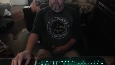 Snapshot of bighugmugg chatting on 10.31.25 bighugmugg online show from 10.31.25