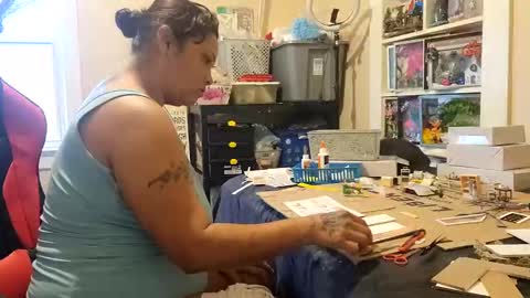 Snapshot of bigolemini chatting on 02.08.25 the Mini mami online show from 02.08.25