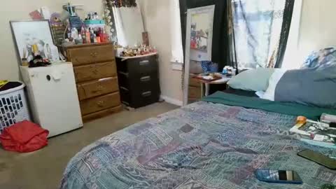 Snapshot of bigolemini chatting on 10.15.25 the Mini mami online show from 10.15.25