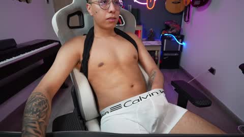 Snapshot of bigxboy96 chatting on 02.03.25 bigxboy96 online show from 02.03.25