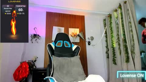 Snapshot of bigxxo chatting on 10.28.25 bigxxo online show from 10.28.25