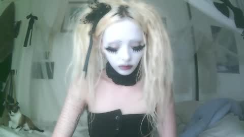 Snapshot of bl0odsyring3 chatting on 10.01.25 vampire fang  online show from 10.01.25