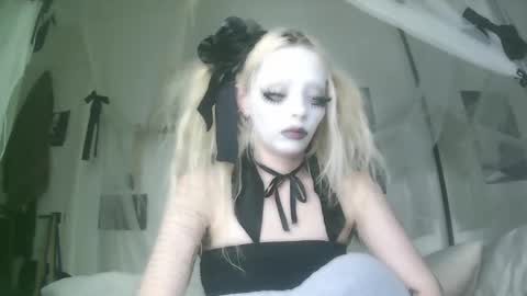 Snapshot of bl0odsyring3 chatting on 10.03.25 vampire fang  online show from 10.03.25