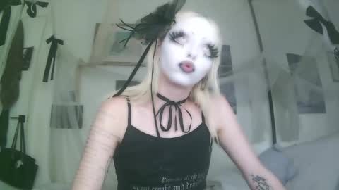 Snapshot of bl0odsyring3 chatting on 10.04.25 vampire fang  online show from 10.04.25