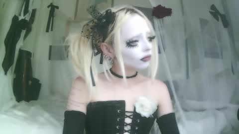 Snapshot of bl0odsyring3 chatting on 10.08.25 vampire fang  online show from 10.08.25