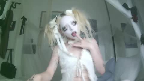 Snapshot of bl0odsyring3 chatting on 10.09.25 vampire fang  online show from 10.09.25